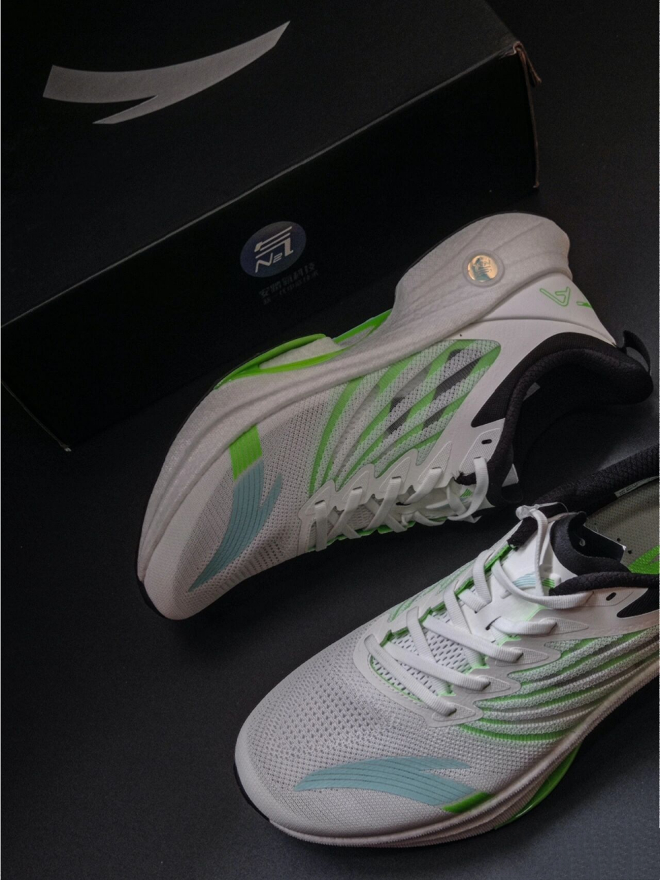 安踏马赫3开箱 上脚第一感觉很轻盈,且脚感回弹很好,整体配色也非常有