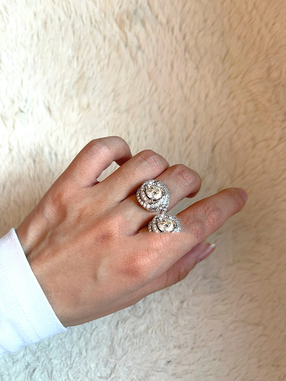 cartier trinity ruban款 3克拉钻戒 戴上去手真的会抖 玫瑰花环绕