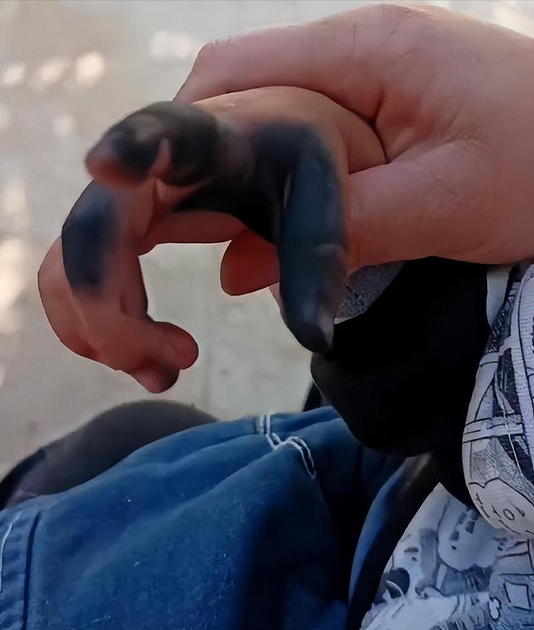 【萌娃把钥匙插进充电口手被电黑,妈妈:希望各位家长可以提高警惕】4