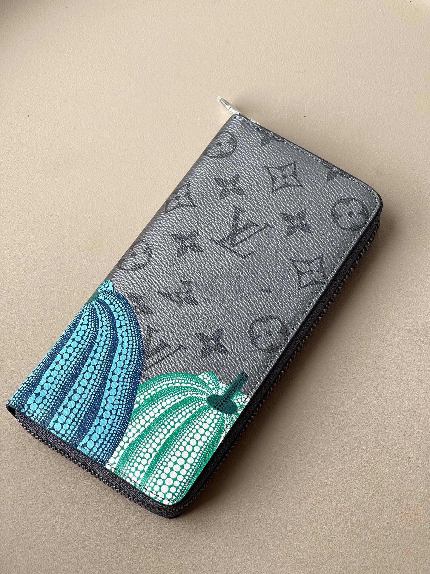 lv草间弥生联名系列的南瓜包包 这个系列第一眼看的时候会觉得怎么有