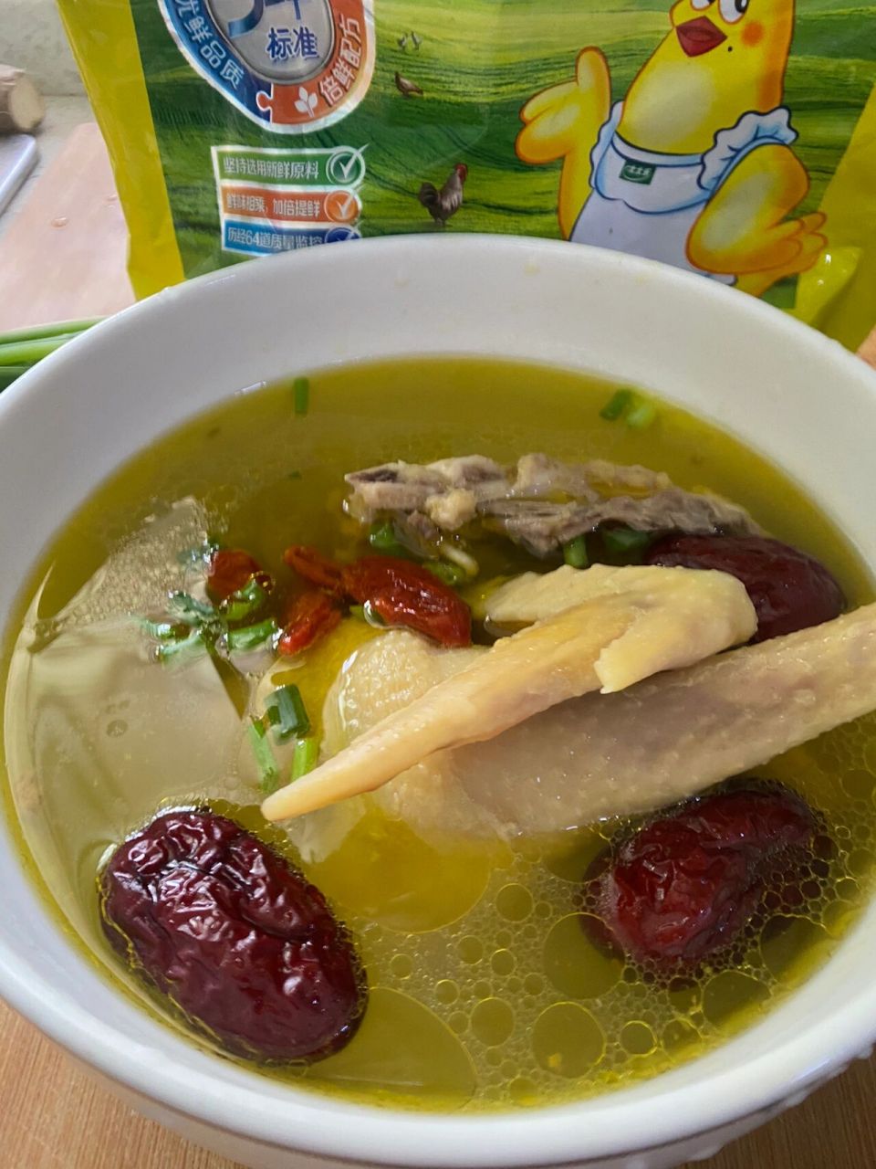 正宗老母鸡汤,好喝又营养 炖鸡汤,是最间单的,老母鸡剁碎或整只炖都