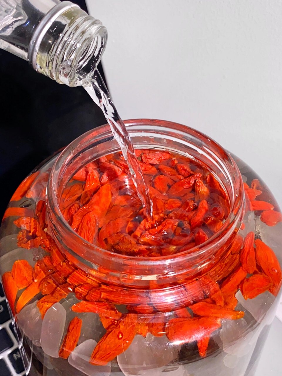 红枣枸杞桂圆酒78食材对女生很友好!淡淡酒香77红枣甜味,很好喝!