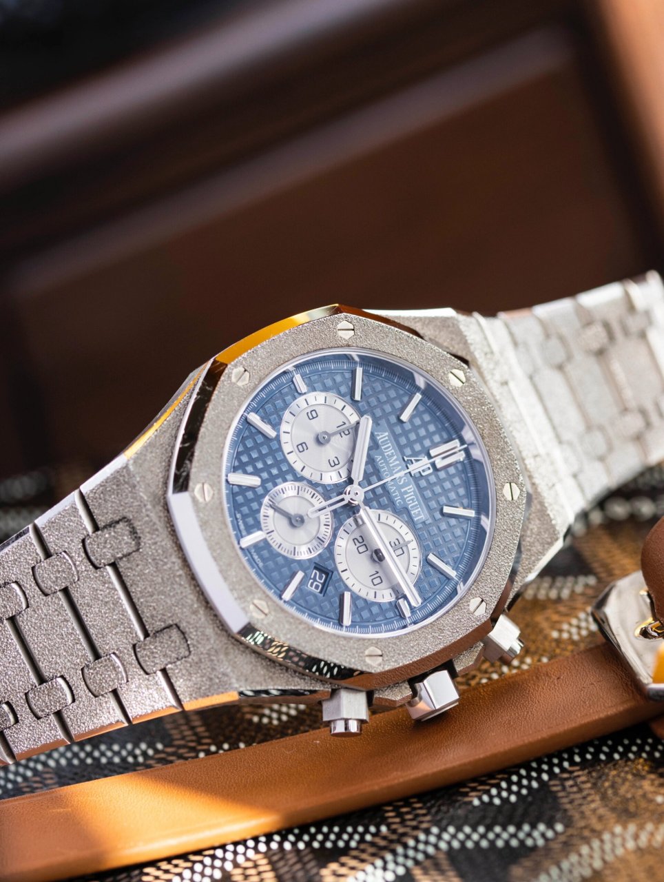 爱彼26331bc(蓝盘霜金限量70) 爱彼26331bc蓝盘霜金是一款著名的手表