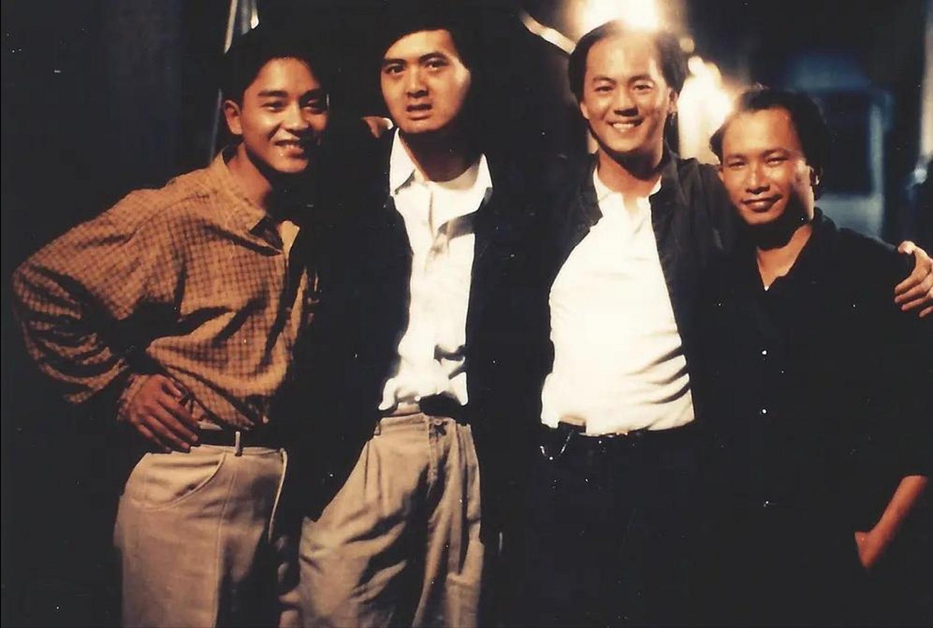 这是1986年的电影《英雄本色》的一张幕后合影,包括了三个主演和一个