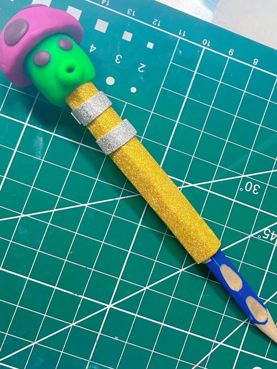 一年级科学作业:铅笔加长器 老师说,明天科学课会教孩子们制作铅笔