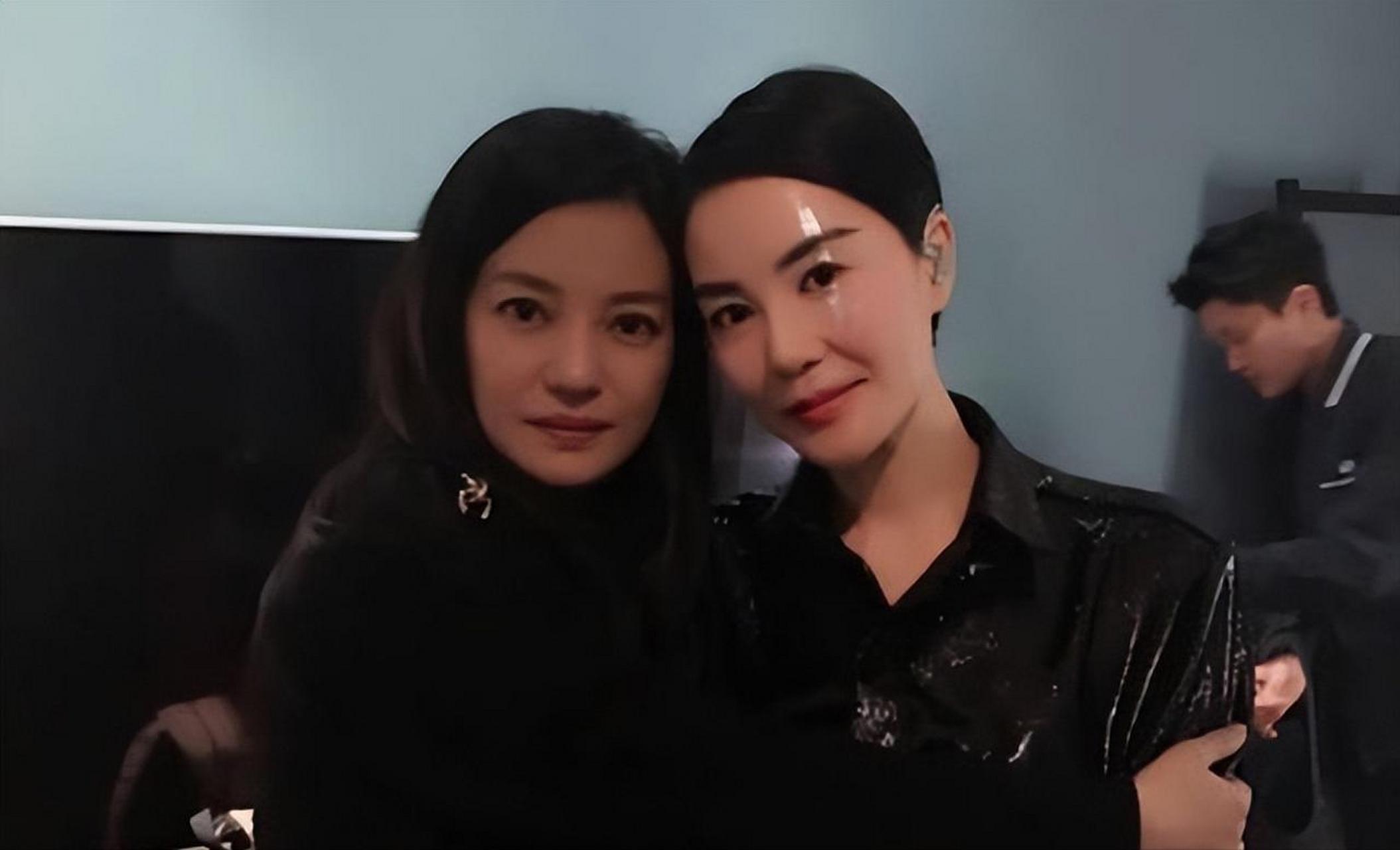 赵薇和谢霆锋喝酒,借着酒劲,她问谢霆锋:"王菲到底哪里比不上张柏芝?