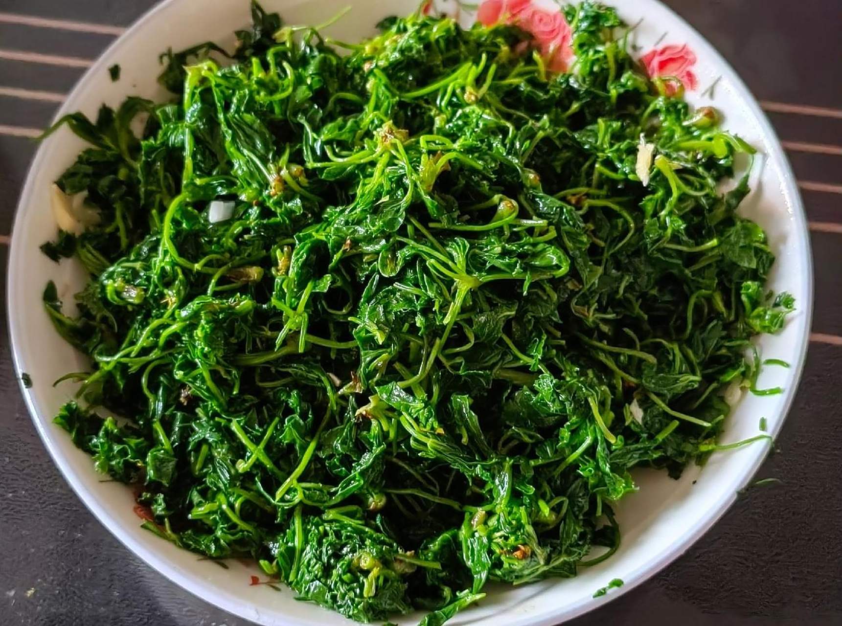 周末探寻到了山野菜刺五加,也叫五叶菜,回到家就是一顿美餐.