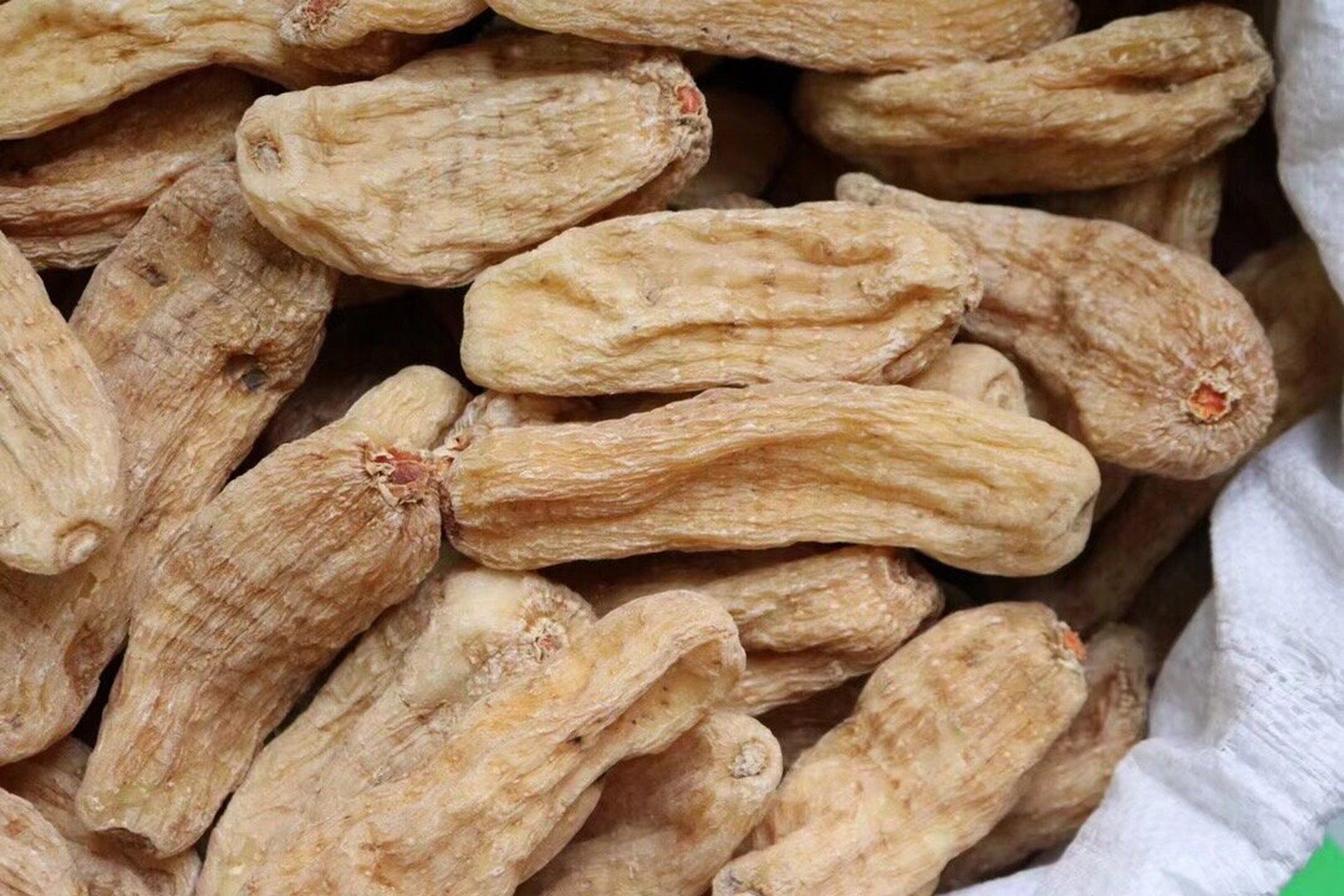 云南丽江大号红天麻 一斤大概7头左右 最漂亮最大的云南丽江天麻,最大