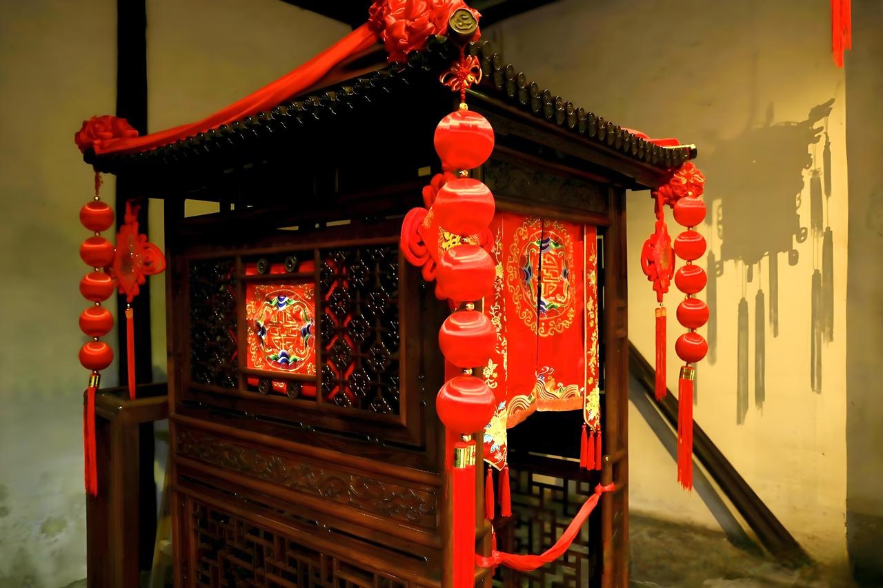 的特殊轿子,一般装饰华丽,以红色来显示喜庆吉利,因此俗称大红花轿