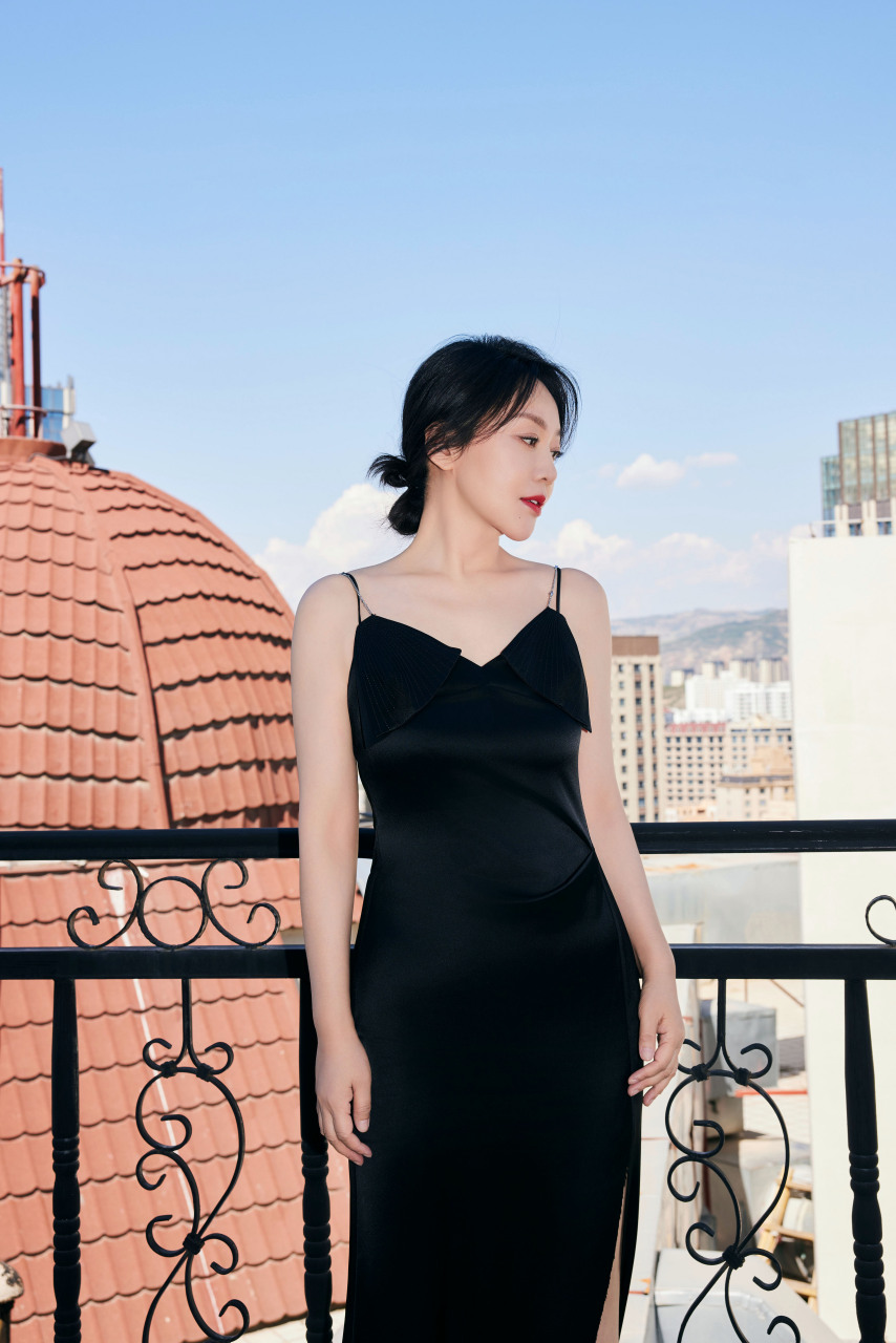 闫妮##闫妮first闭幕红毯黑裙造型# 寻故事未知的去处,做电影虔车的