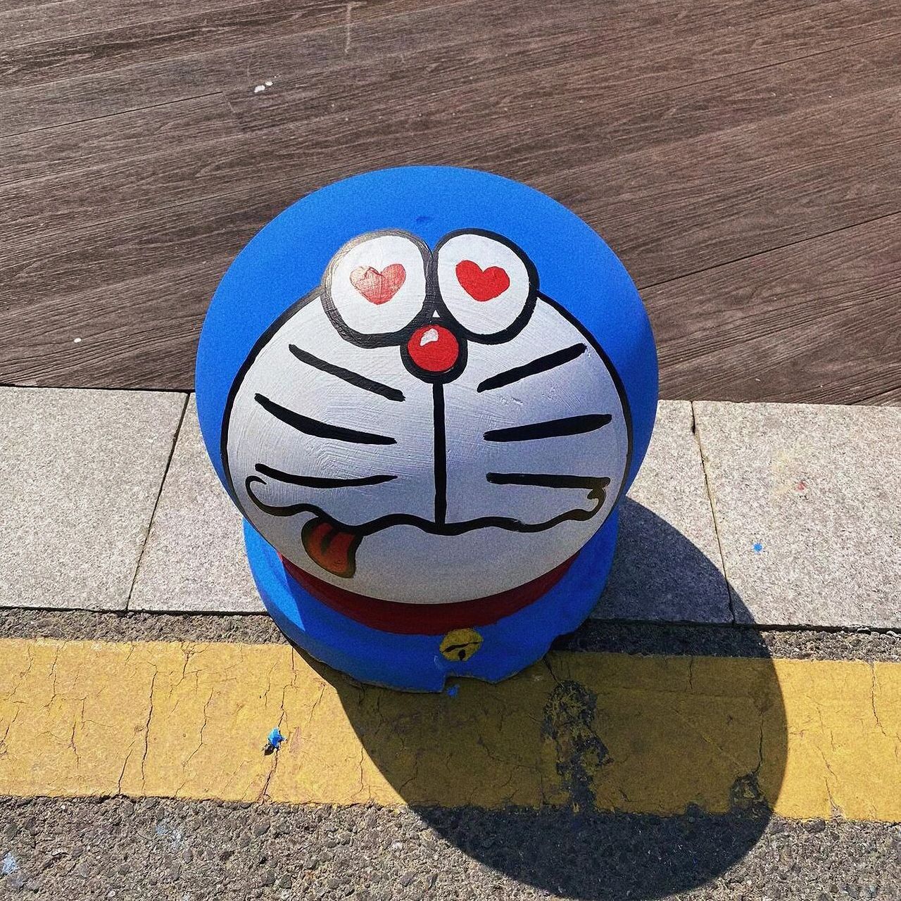 墙绘:石球彩绘 青山湖景区餐吧车前石球彩绘 叮当猫系列      在线接