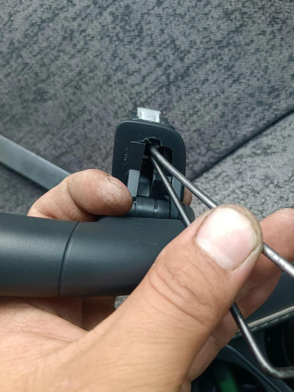 大众顶棚拉手拆卸.二根铁丝搞定