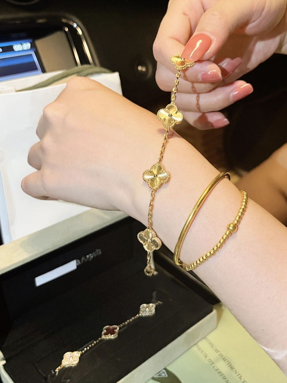 vca|镭射金五花手链叠戴金镯子|人间富贵 有没有被美哭到 和钻一样