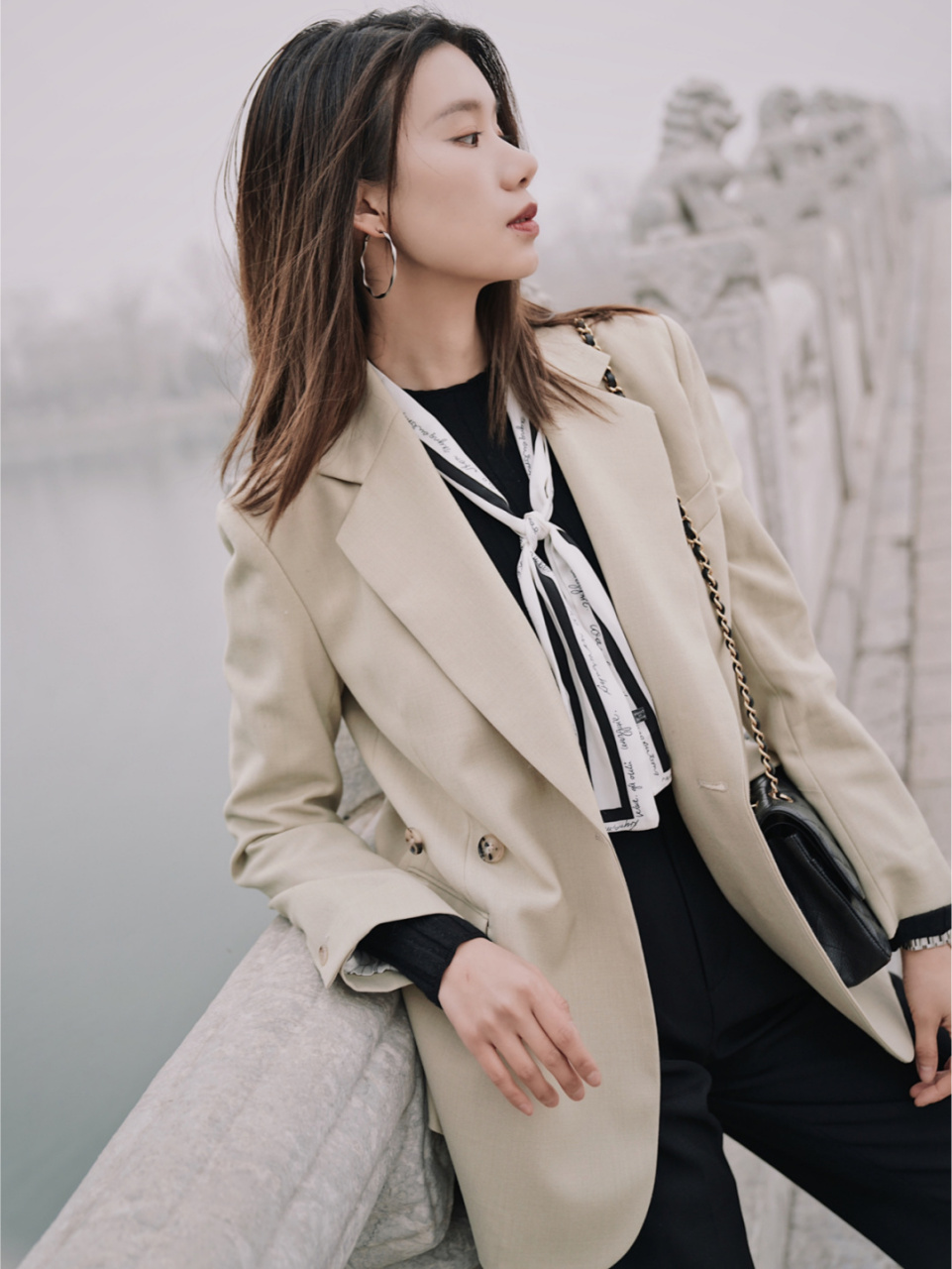 买到了满意的休闲米色西装 颜色是有一丢丢发绿的豆米色,非常高级版 