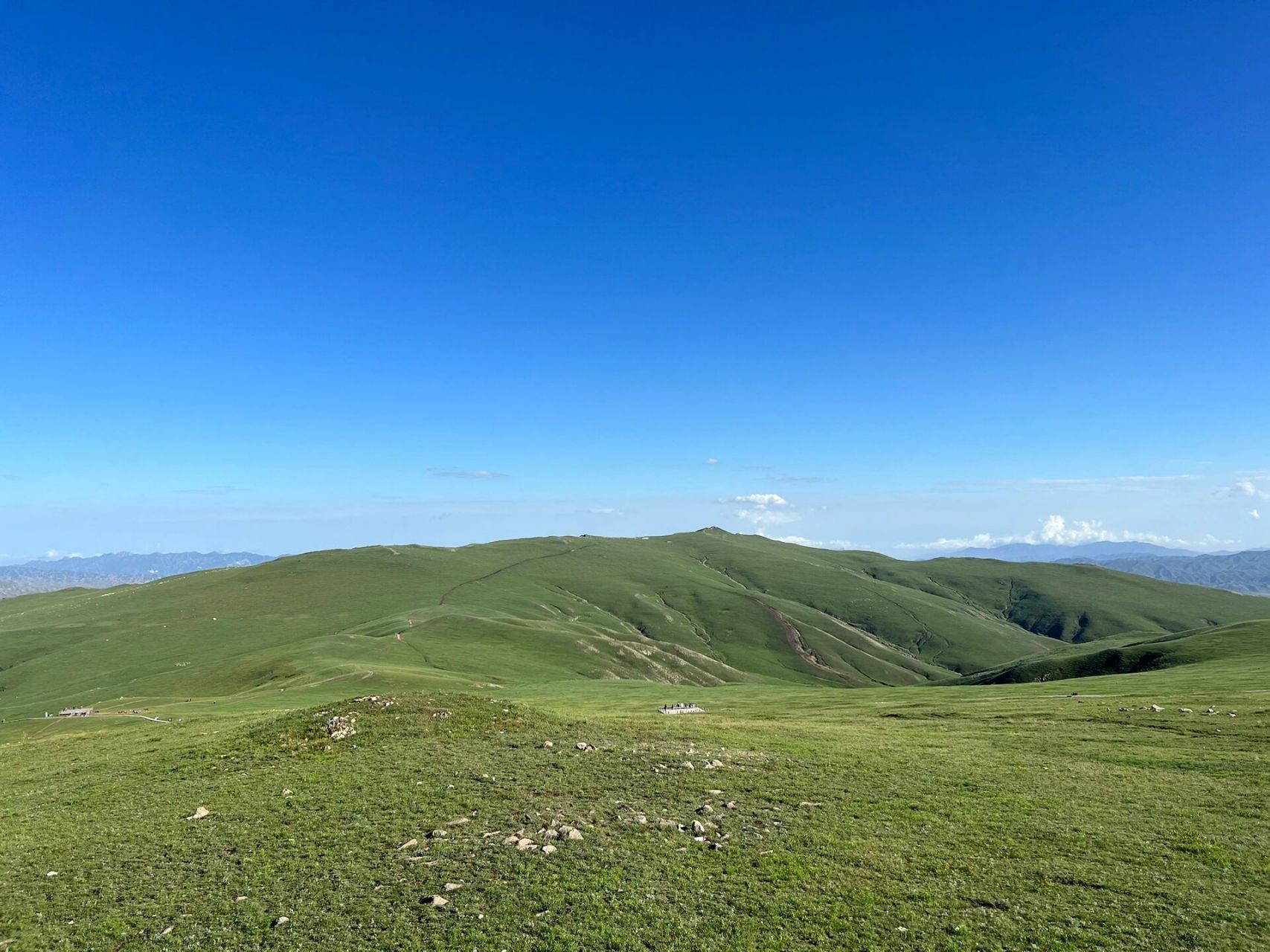 内蒙包头春坤山好美 春坤山,离包头市区两个多小时车程,中间还会经过