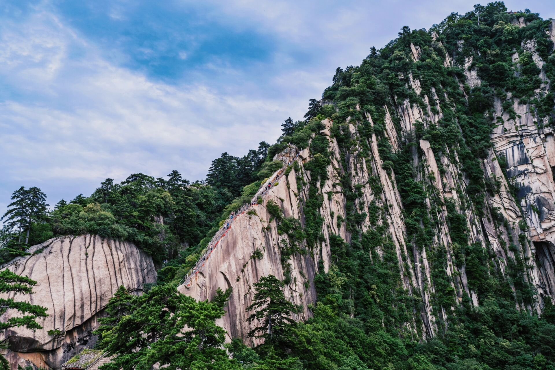 华山苍龙岭风光  苍龙岭,共有台阶539阶, 一条小路在长长山脊之中, 岭