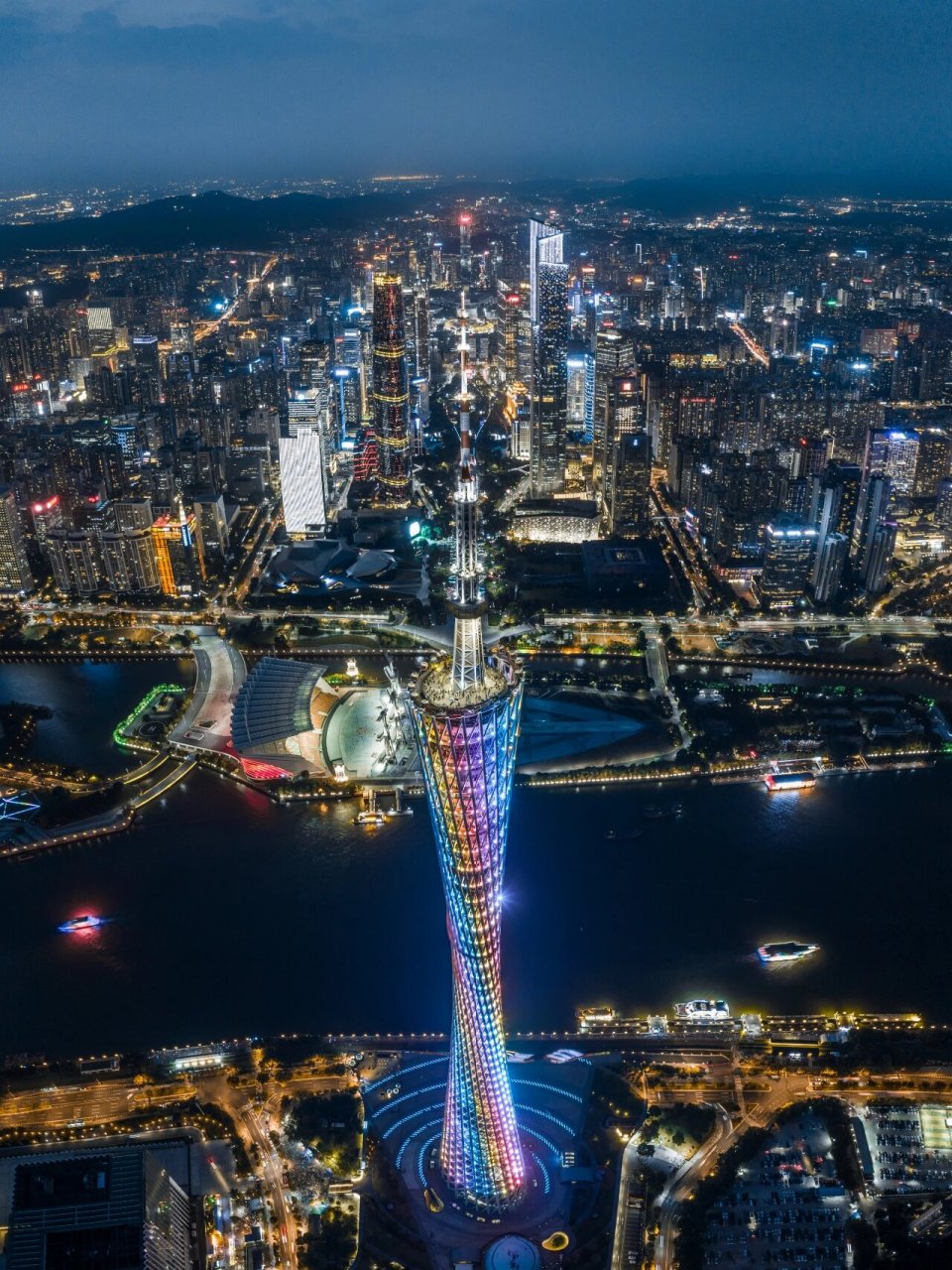 广州塔是广州最地标性的建筑 纤细的腰部被大家亲切的成为小蛮腰 不管