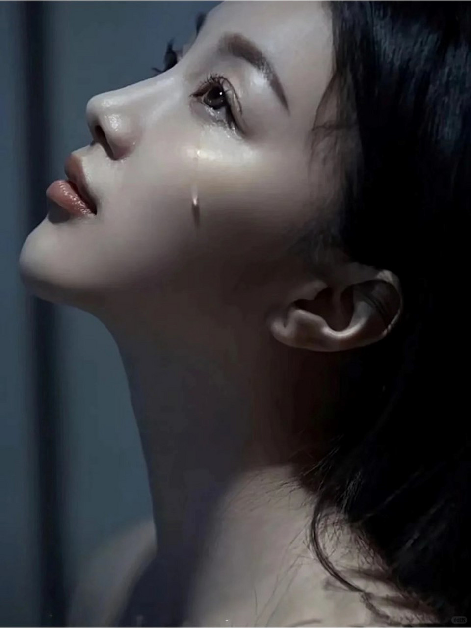 女人带眼泪哭泣图片 我没扛住,又崩溃了!