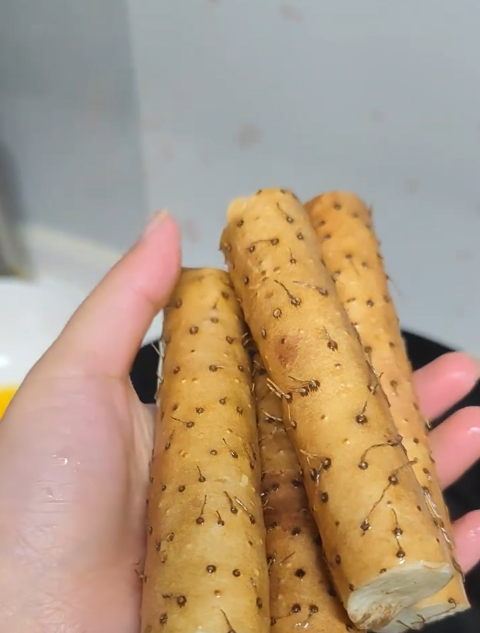 山药削皮后手痒,主要是因为山药里的"黏液蛋白"会刺激皮肤