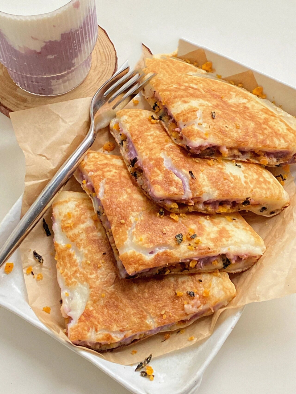 咸蛋黄肉松芋泥糯米饼,煎一煎就好了,超好吃 又馋糯唧唧了,一口爱住