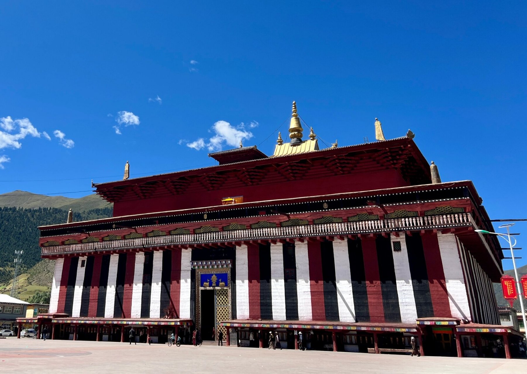 查杰玛大殿 (重发08)查杰玛大殿即类乌齐寺大殿,为类齐乌寺主体建筑