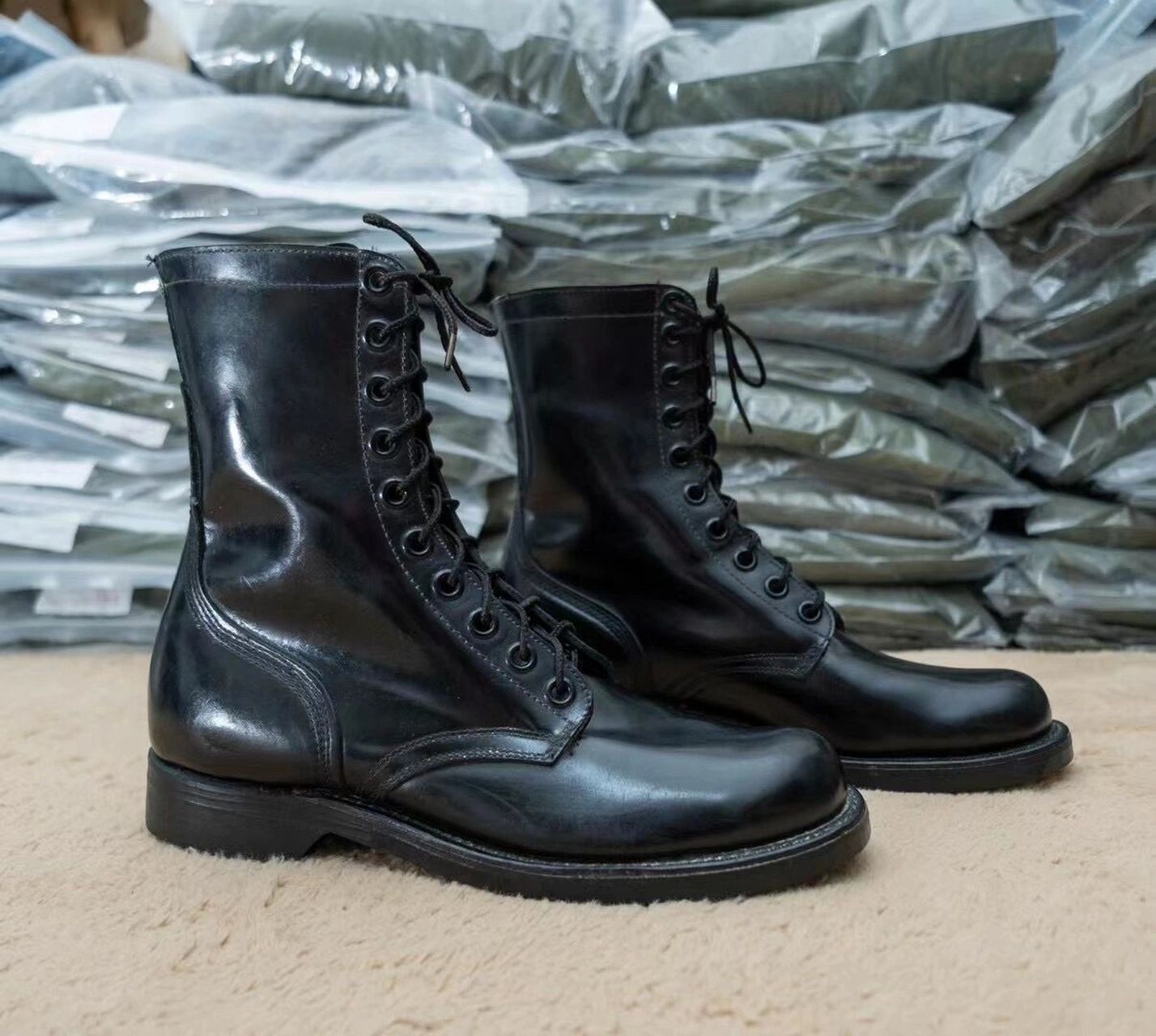 越战早期的leather combat boots,主要在1965年到1966年初配发驻越