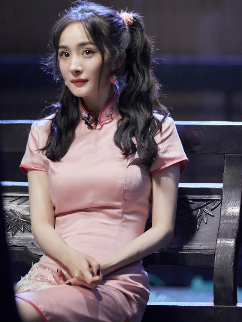 杨幂,粉色旗袍双马尾,又美又媚