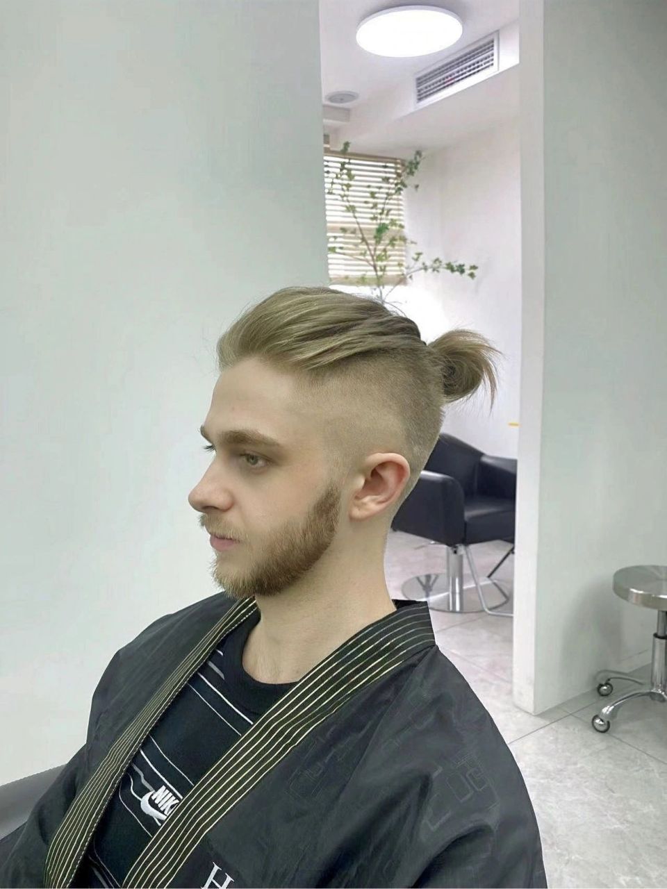 帅到爆炸99 欧美人五官比较立体,头型比较饱满,怎么扎都好看,有五官