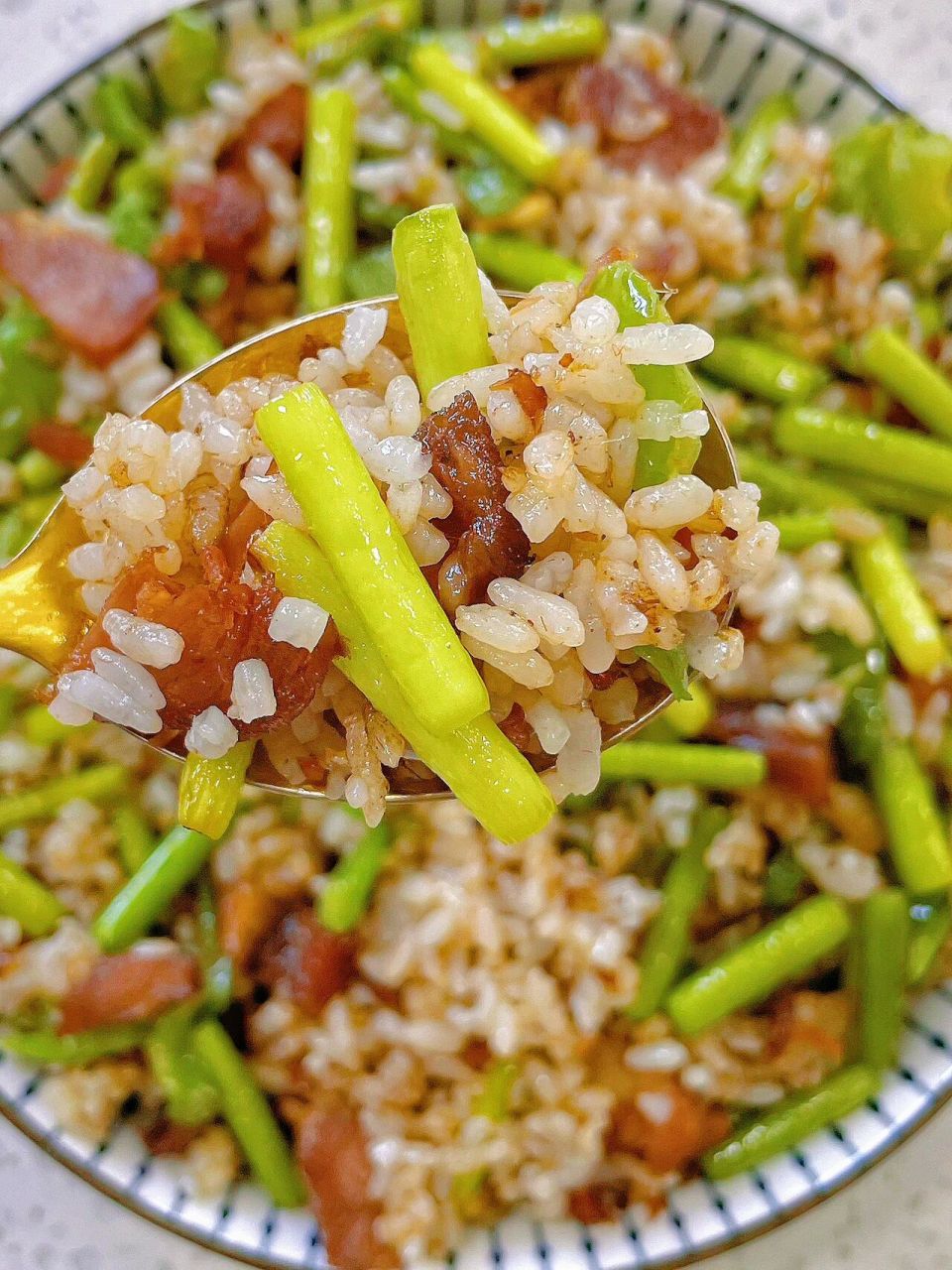 咸香入味的蒜苔腊肉炒饭来啦～ 91做法: 16615准备熟米饭 266