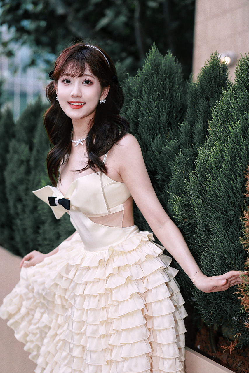 李艺彤甜美风格写真组图