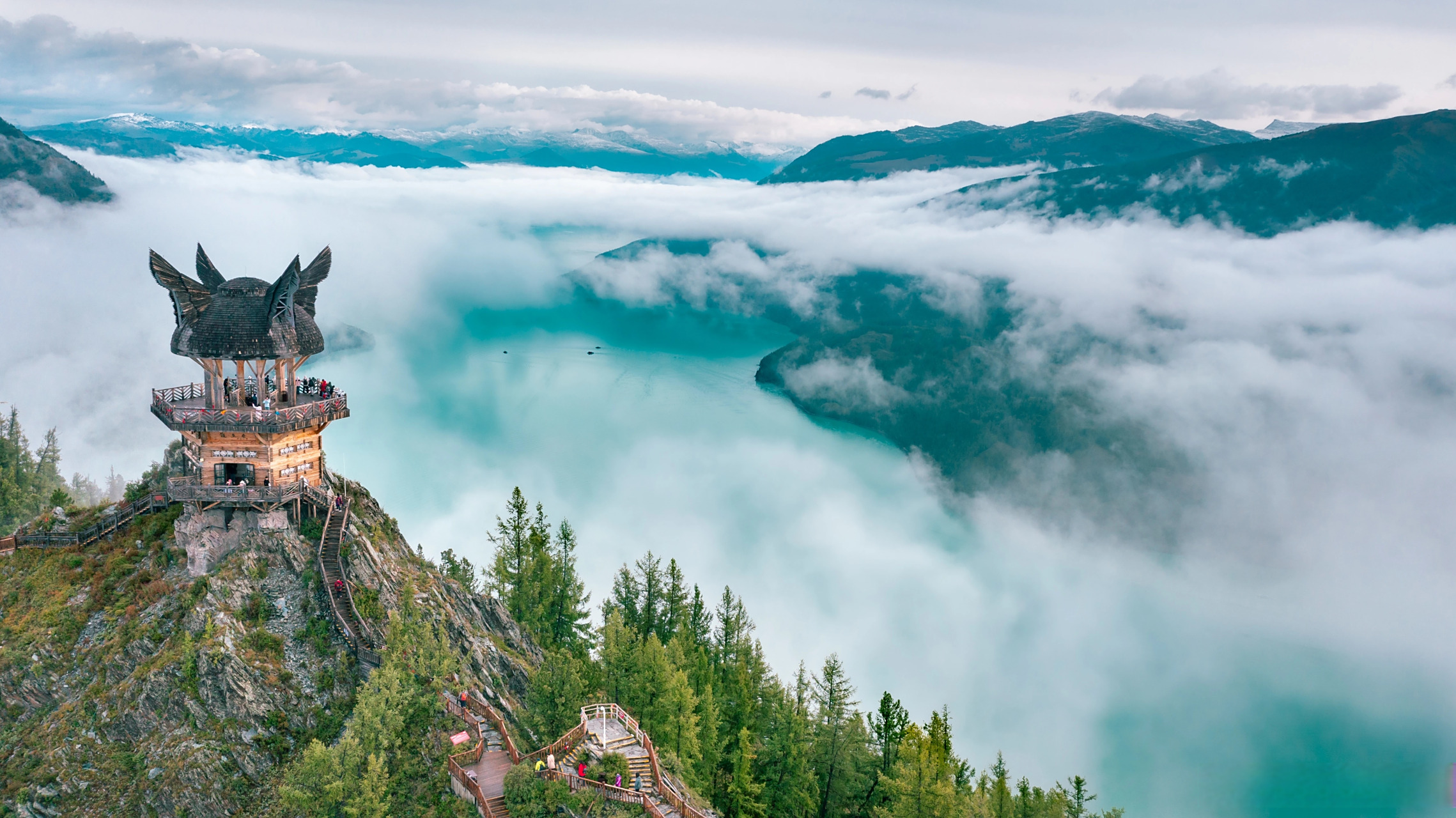 观鱼台位于新疆阿勒泰地区布尔津县喀纳斯景区,建于海拔