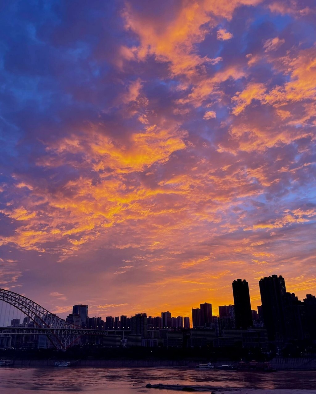 今日份重庆清晨六点的绚烂天空,美到词穷 要想看到重庆醉美天空,5点55