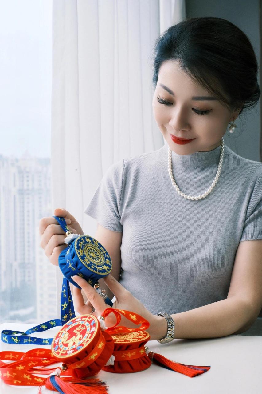 广西非遗文化铜鼓茉莉花香包 我们用什么,消费者就跟着用什么 我们想