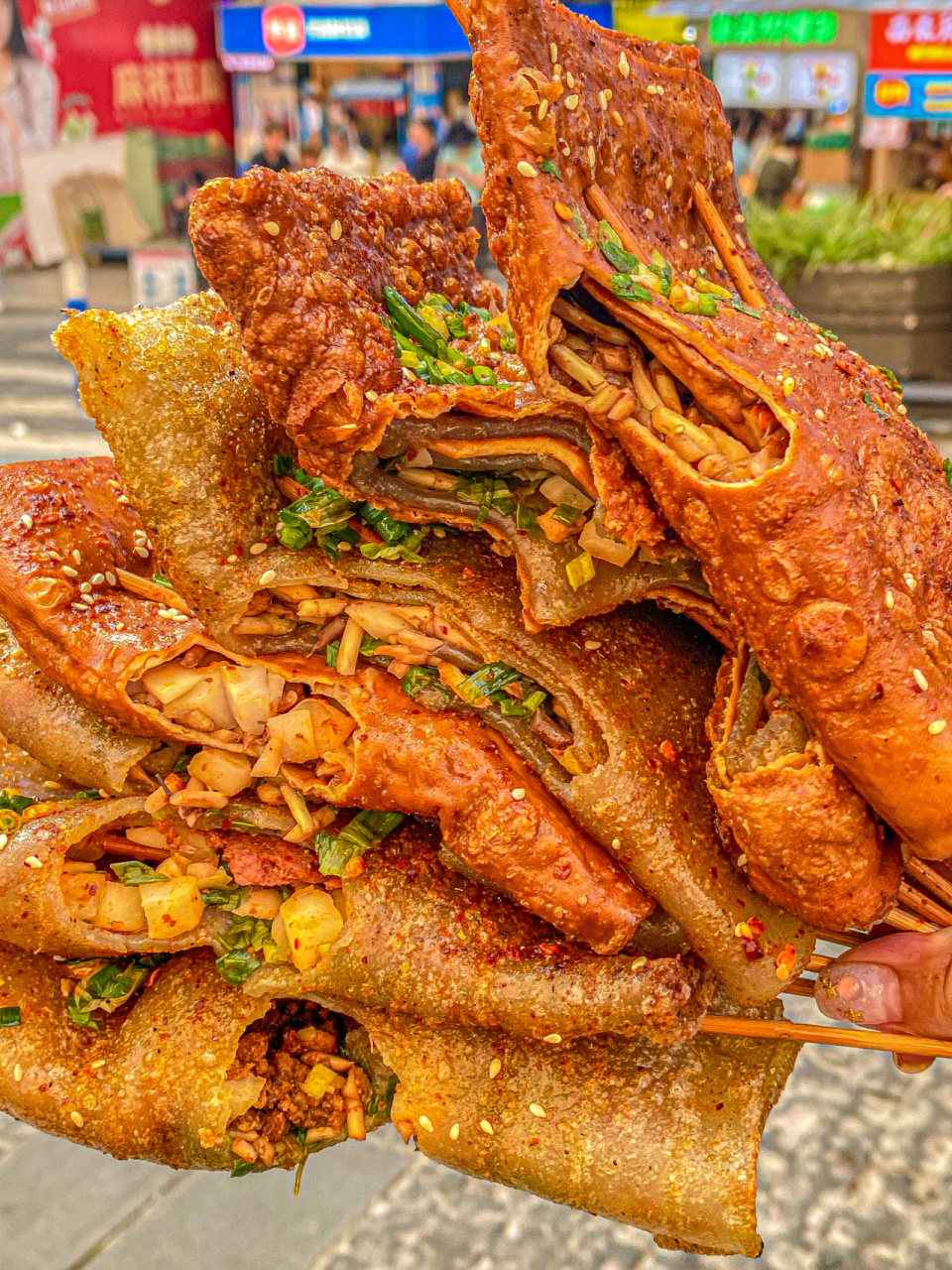 路过好吃街发现也可以吃到重庆本地人超爱的烤苕皮豆干啦99!