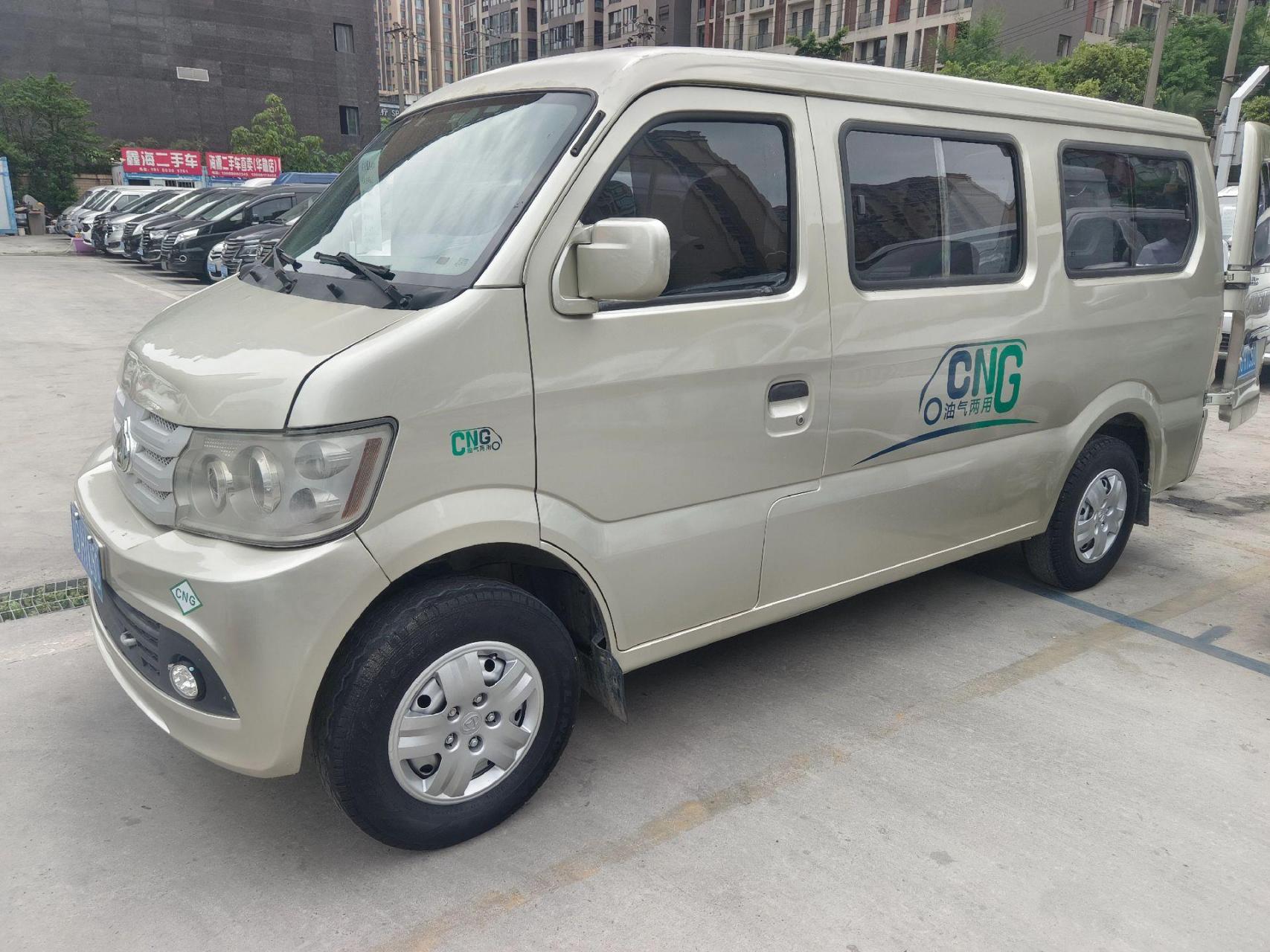 《长安星光4500》13年8月新车上户:1.5排量,7座,带中央空调