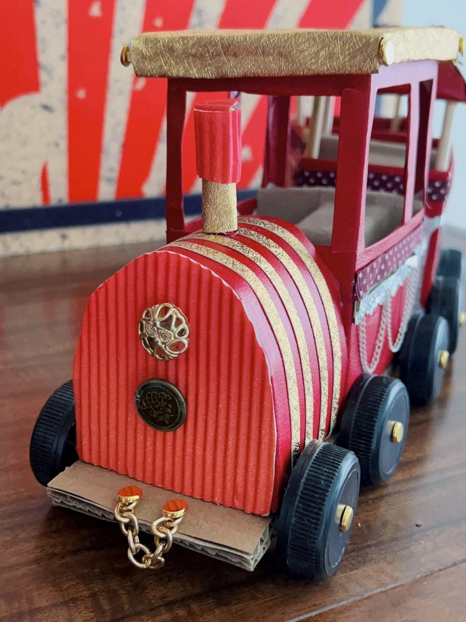 自制手工小火车  幼儿美术作业:废物制作交通工具 废物:瓦楞纸箱,大