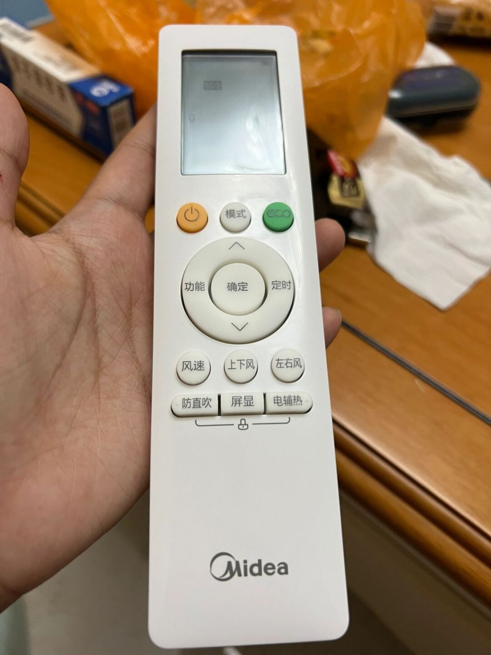 只有我一个人打不开遥控器后盖么 美的的空调板,要把电池91抠下来