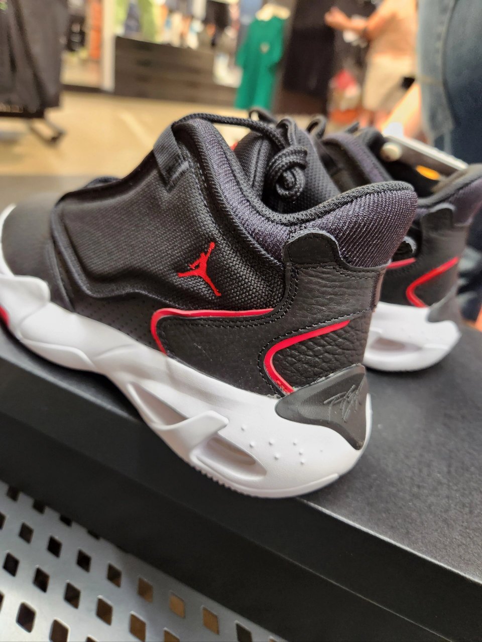 aj jordan max aura 4 秋冬这款不错 性价比可以,喜欢可以入手了