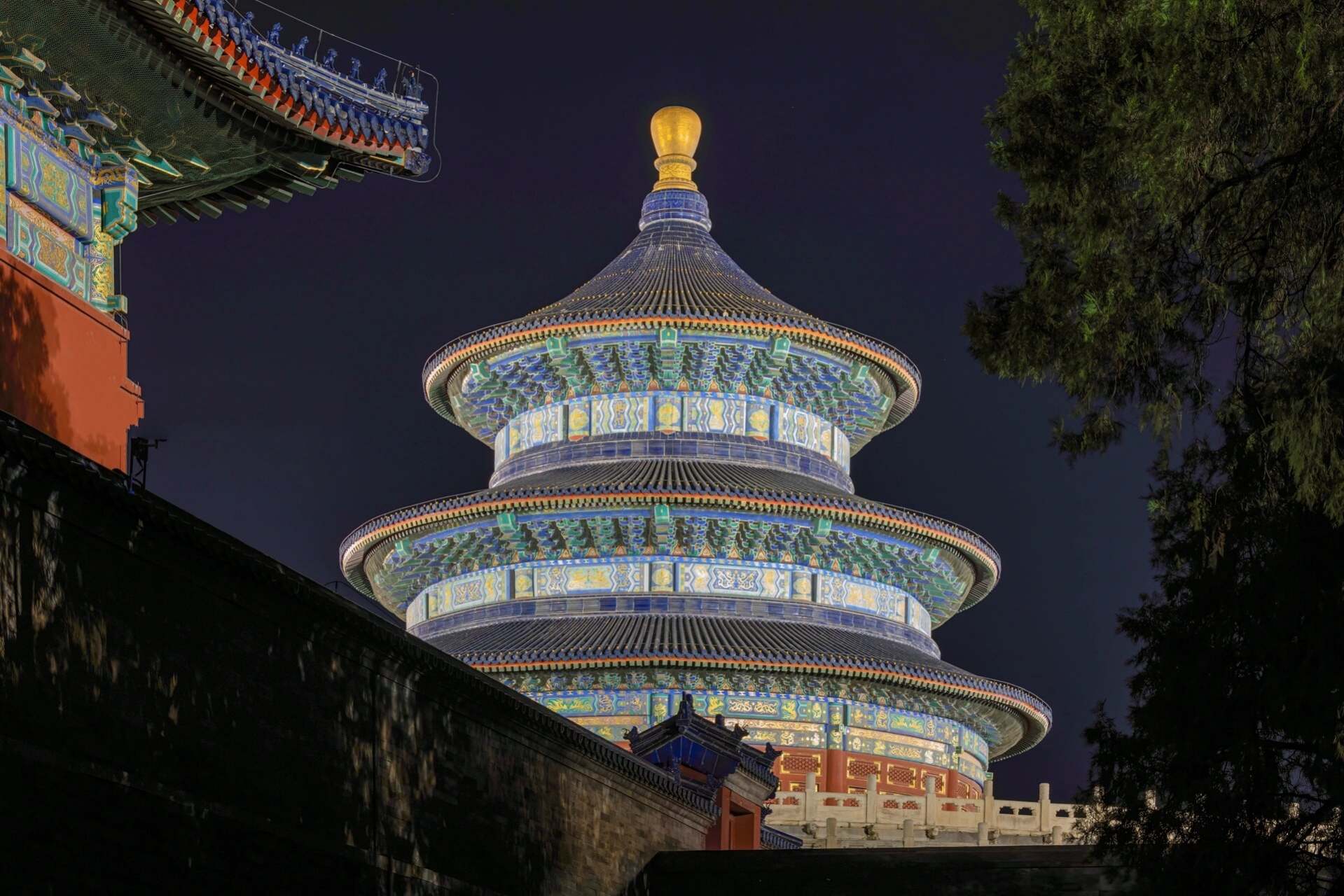 北京本地人的建议 看完亮灯的祈年殿再走 游天坛公园,赏古建之美.