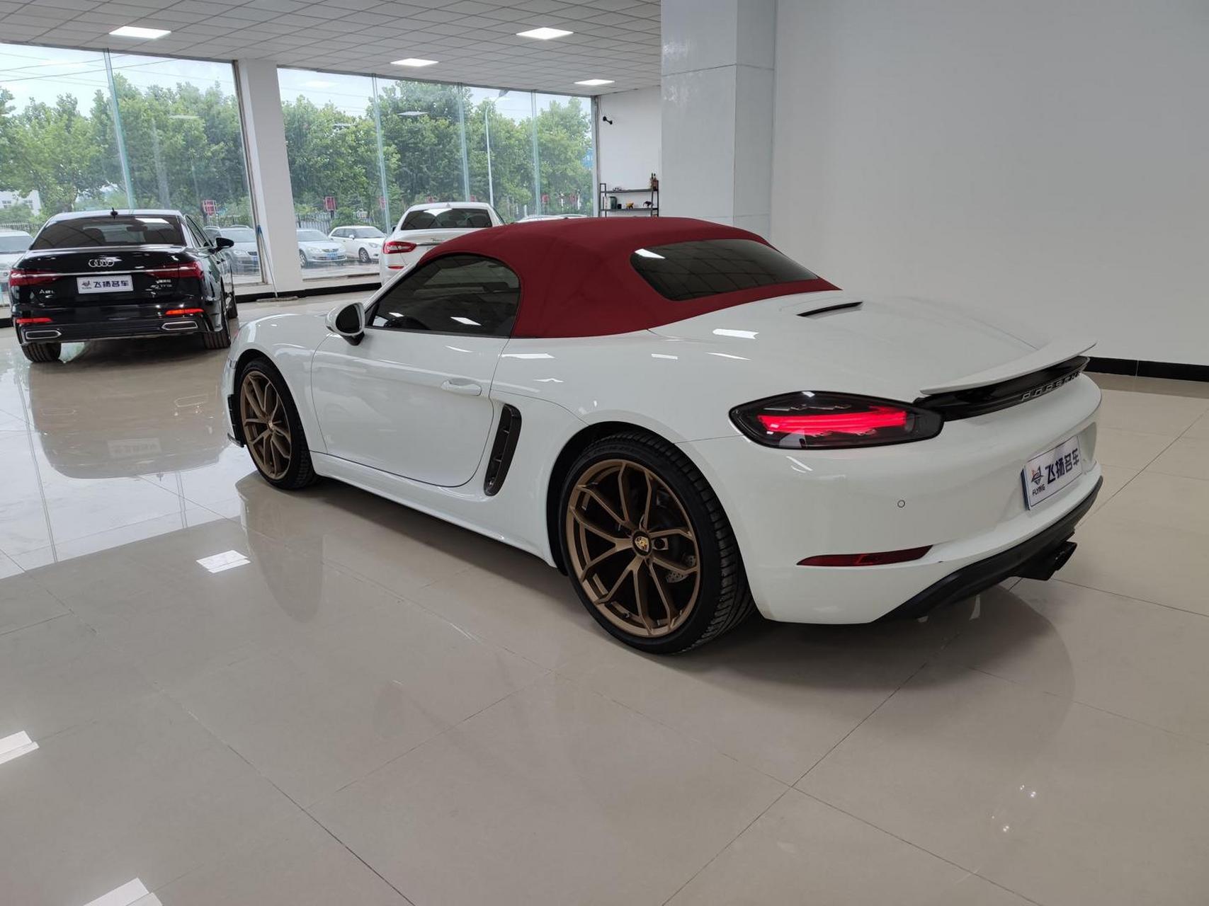 保时捷718 2018款 boxster 2.0t 配置:最火的白色漆 红敞篷!