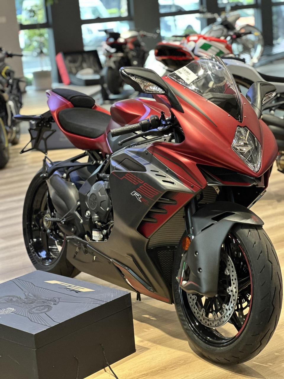 新款奥古斯塔f3 800 rr  指导价262880稀缺红色  现在福利特价168888
