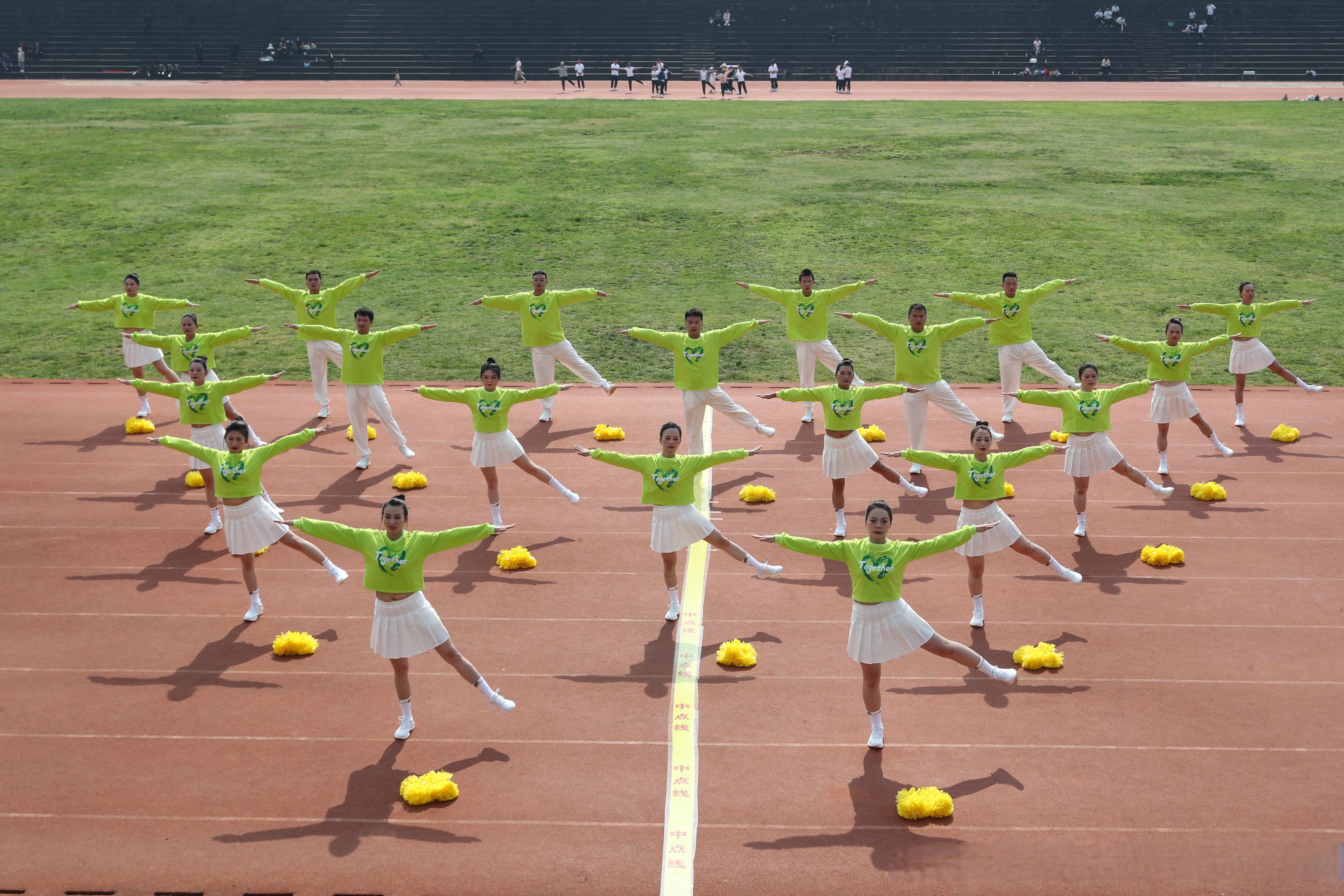 48支队伍同台竞技,展示风采13个人的队形图片手势舞舞蹈运动会鲜花队