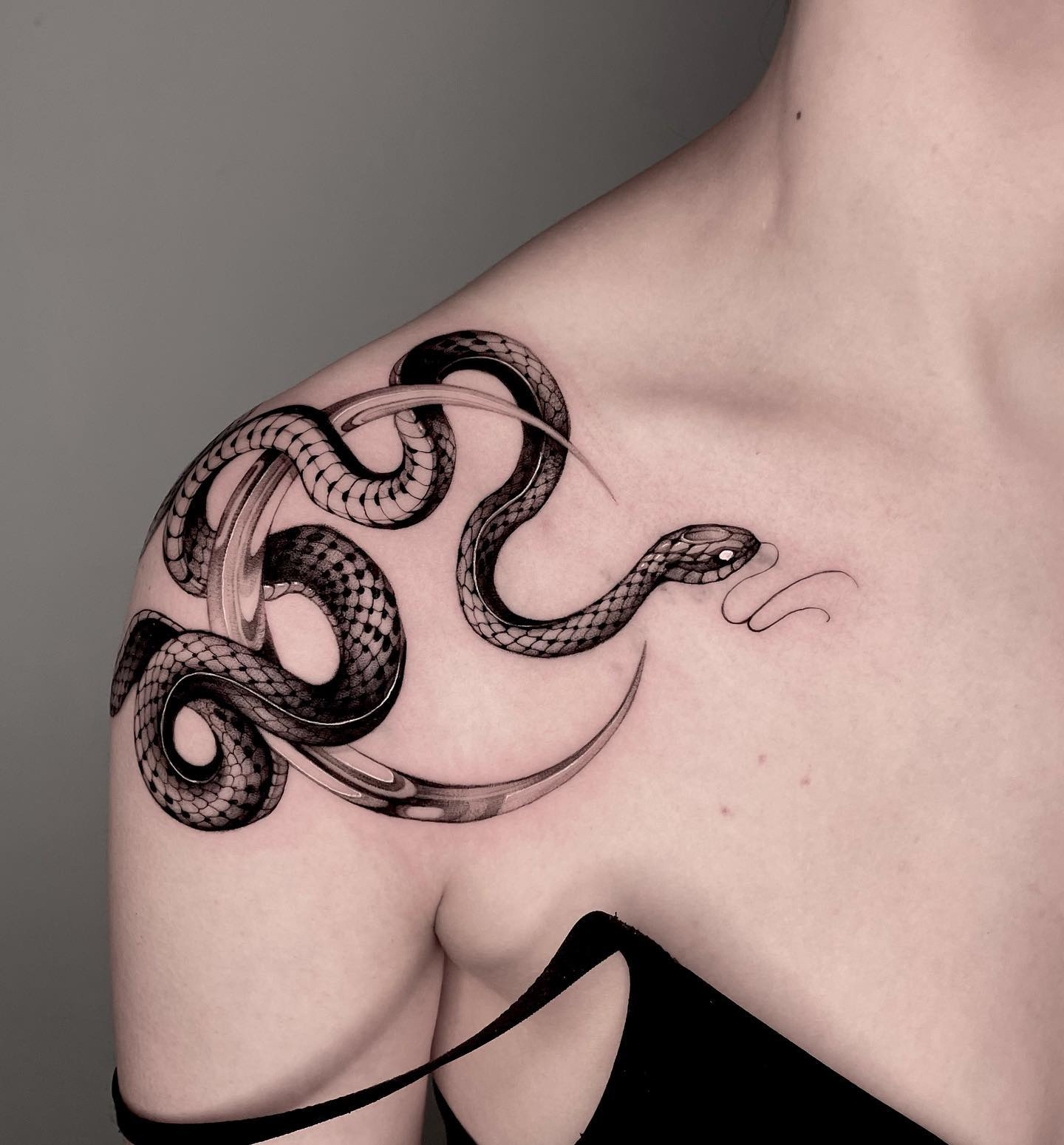 肩·蛇 "所以大圣给了你两根救命的毫毛" "那可得用在最重要的地方"