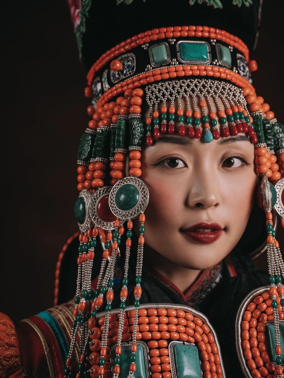 是鄂尔多斯蒙古族服饰中最华丽的部分