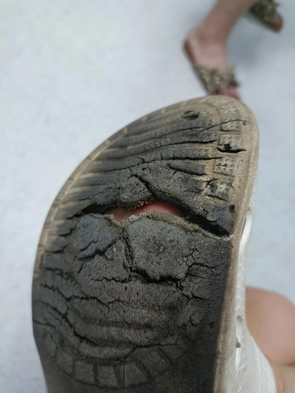 洞洞鞋这么容易烂吗?我穿了才一个月左右