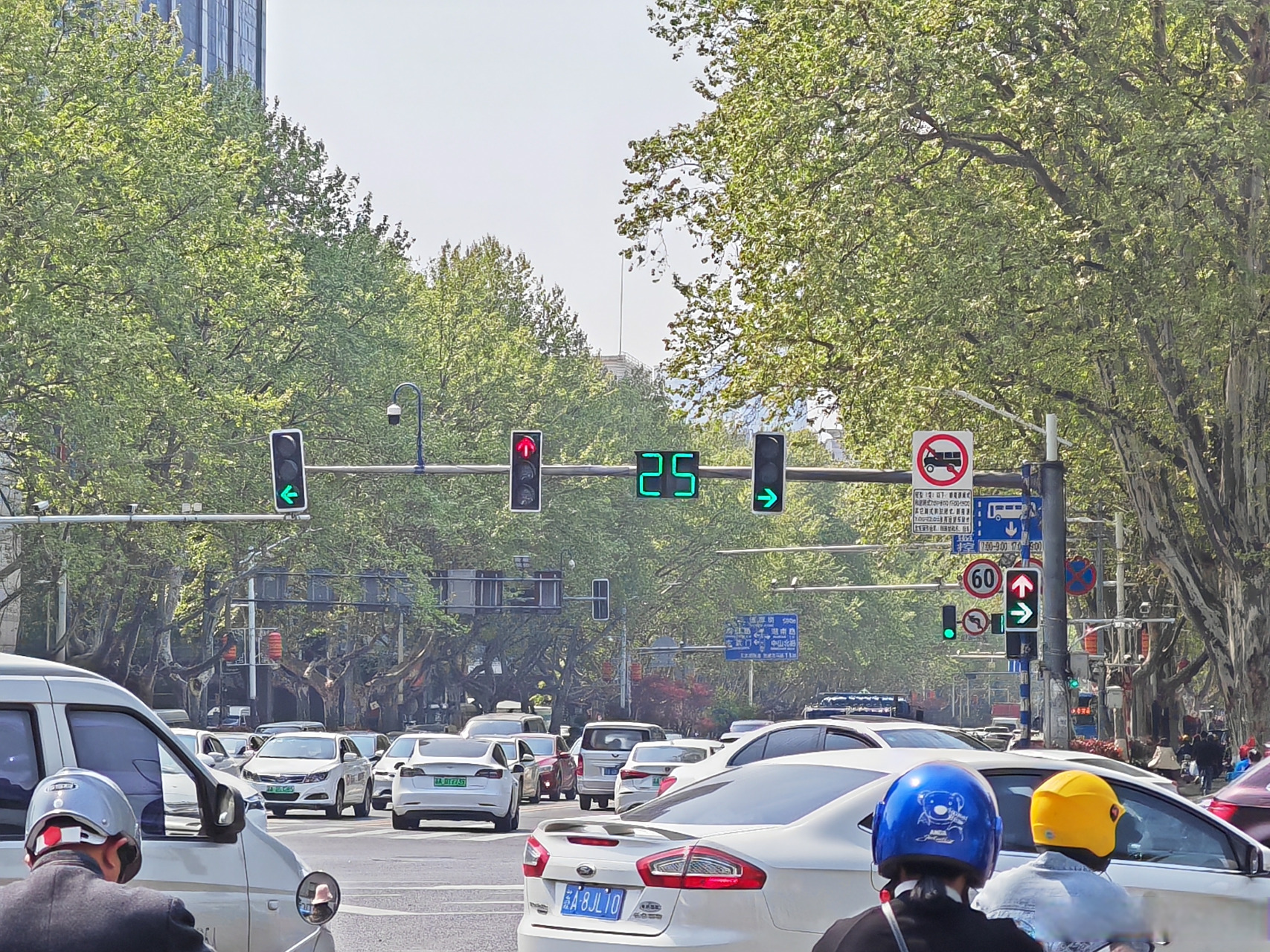 对比才发现,#南京红绿灯真的特别大# 而且还读秒.