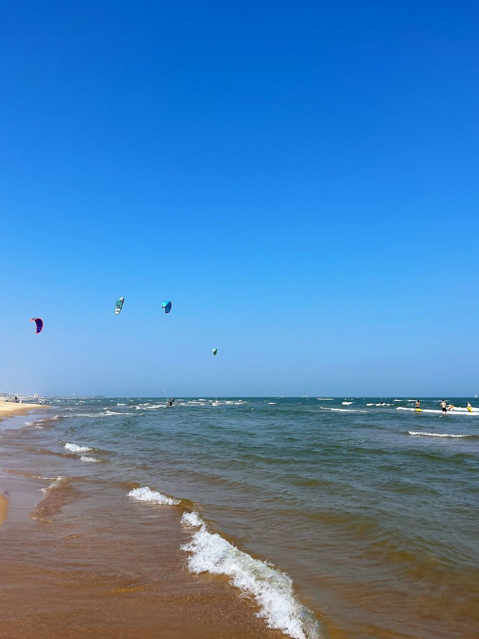 带娃开启南戴河之旅,阿那亚已经去过了几次,于是这次选择了"蔚蓝海岸"