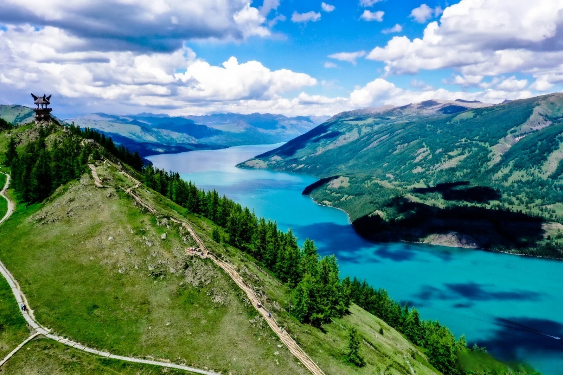 观鱼台位于新疆阿勒泰地区布尔津县喀纳斯景区,建于海拔2030米的"喀拉