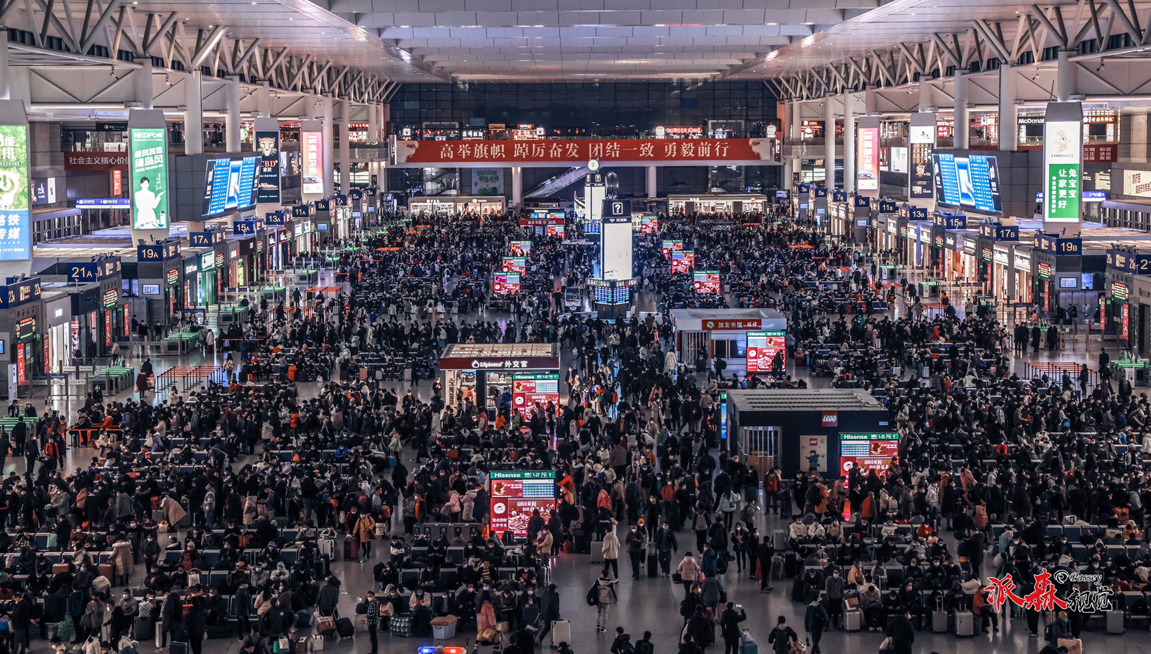 今天早晨的上海虹桥站 春运来了,这是今早6点50分的上海虹桥站进站