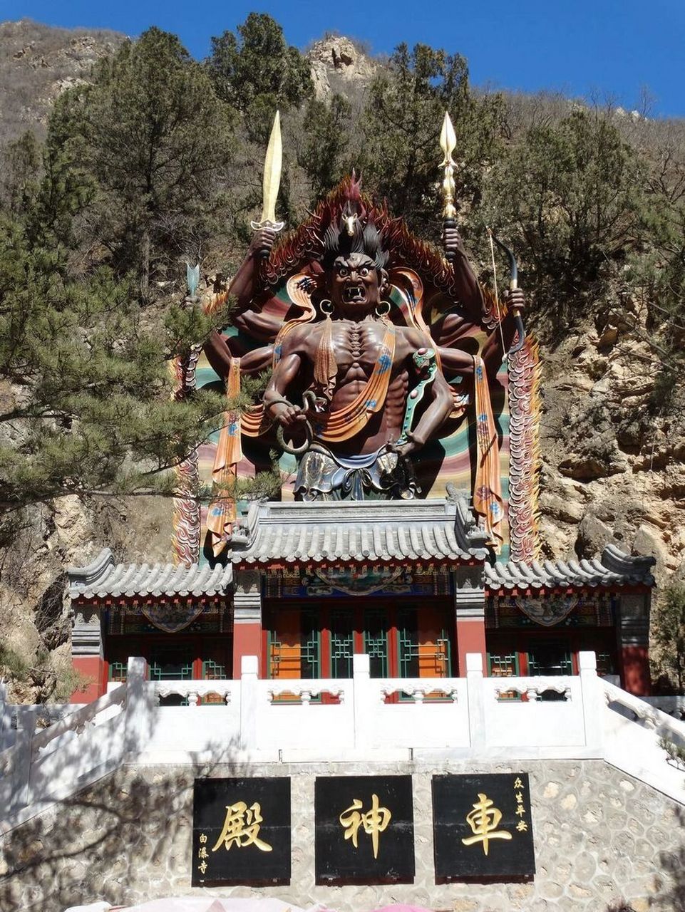 北京白瀑寺里的"车神殿",有车的一定要看 北京白瀑寺虽然是重新修建的